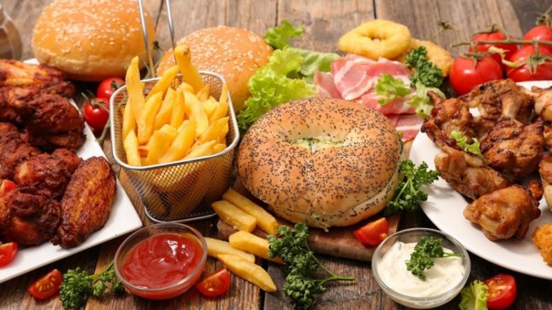 Este sigur să comanzi alimente fast food pe timpul pandemiei?