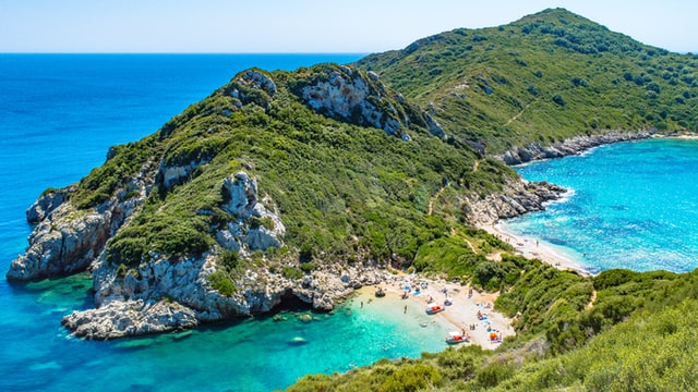 Care sunt motivele pentru care insula Corfu este foarte populara?