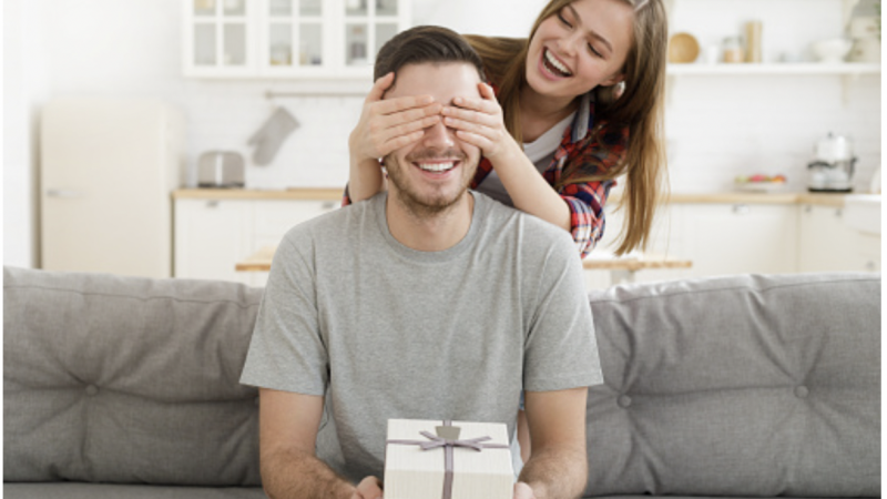 Ți-ai dori să-i faci un cadou special partenerului tău, dar nu știi exact ce îi poți cumpăra, astfel încât să te asiguri că o să-i placă? Iată 5 idei simple ce îți vin în ajutor